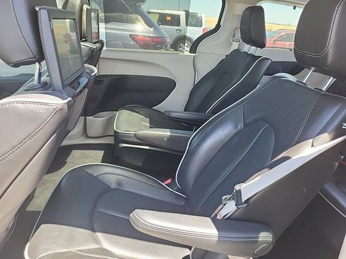 Used 2022 Chrysler Pacifica Limited w/ Uconnect Theater Family Group FWD image 9
