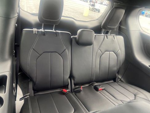 New 2026 Chrysler Pacifica Select image 11