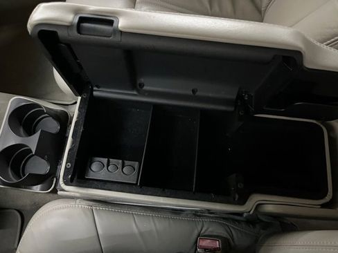 Used 2005 Lincoln Town Car Signature Limited image 36