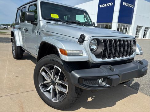 Used 2024 Jeep Wrangler Unlimited w/ Convenience Group AWD/4WD image 32