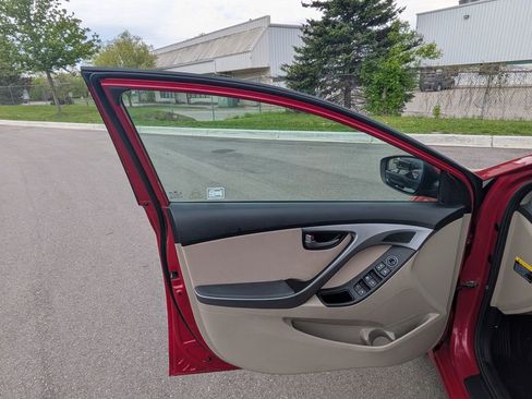 Used 2014 Hyundai Elantra SE w/ Option Group 02 FWD image 13