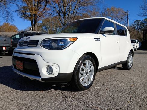 Used 2019 Kia Soul + image 2
