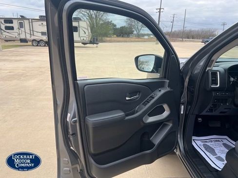 Used 2022 Nissan Frontier SV w/ Technology Package image 10