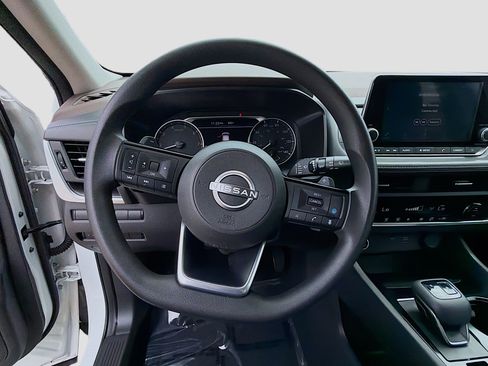 Used 2023 Nissan Rogue SV FWD image 8