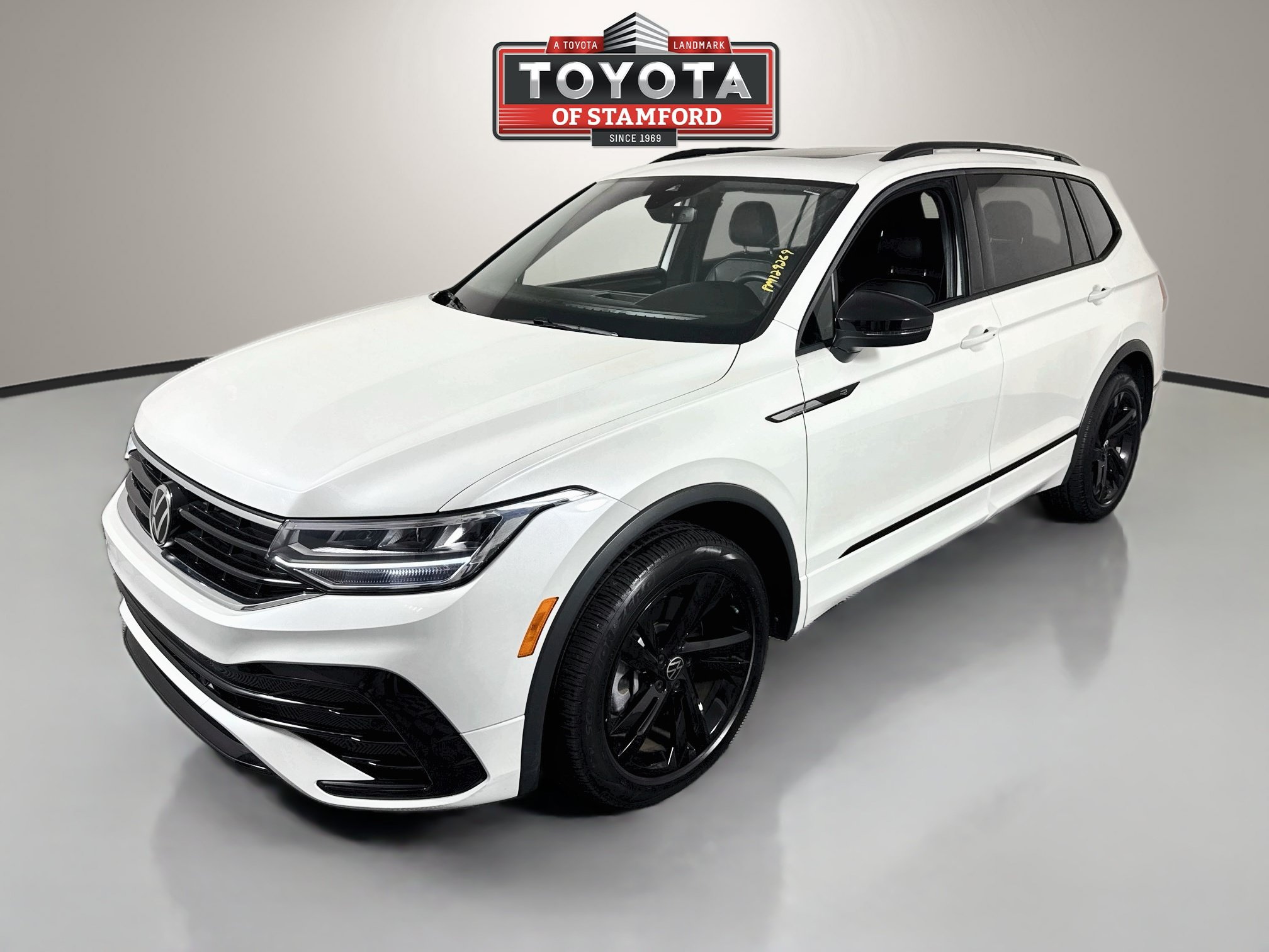 Used 2023 Volkswagen Tiguan SE R-Line FWD image 3