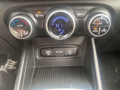 Used 2025 Hyundai Venue SEL image 27