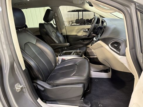 Used 2023 Chrysler Pacifica Touring-L w/ Road Tripper Package FWD image 13