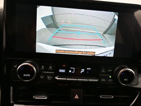 Used 2023 Toyota Highlander XLE AWD/4WD image 18