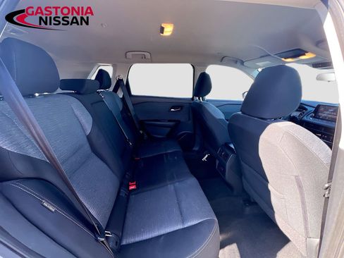 Used 2023 Nissan Rogue SV image 34