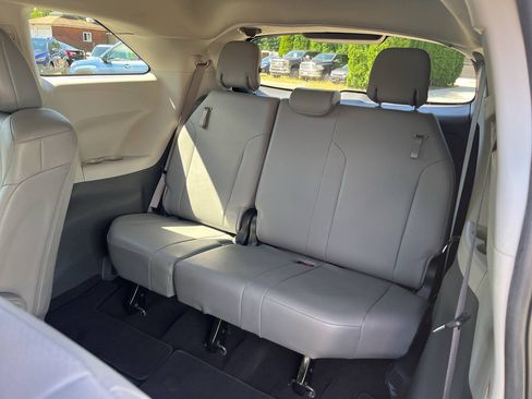 Used 2022 Toyota Sienna XLE FWD image 13