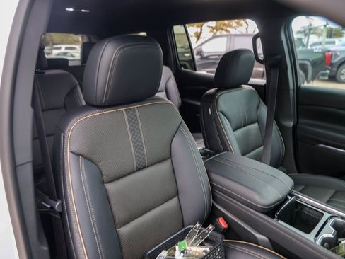 Used 2025 Chevrolet Traverse High Country image 30