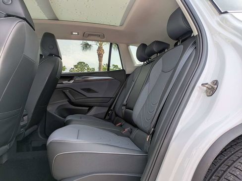 New 2026 Volkswagen Tiguan SE FWD image 16