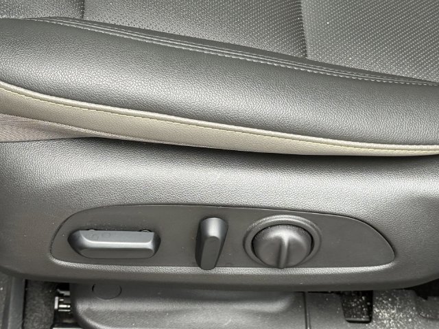 Used 2024 Chevrolet Trax ACTIV w/ Sunroof Package FWD image 8