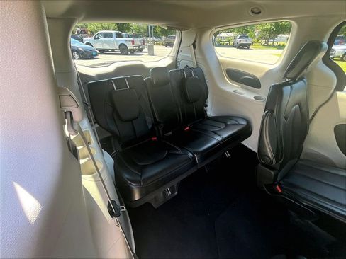 Used 2024 Chrysler Pacifica Touring-L FWD image 17