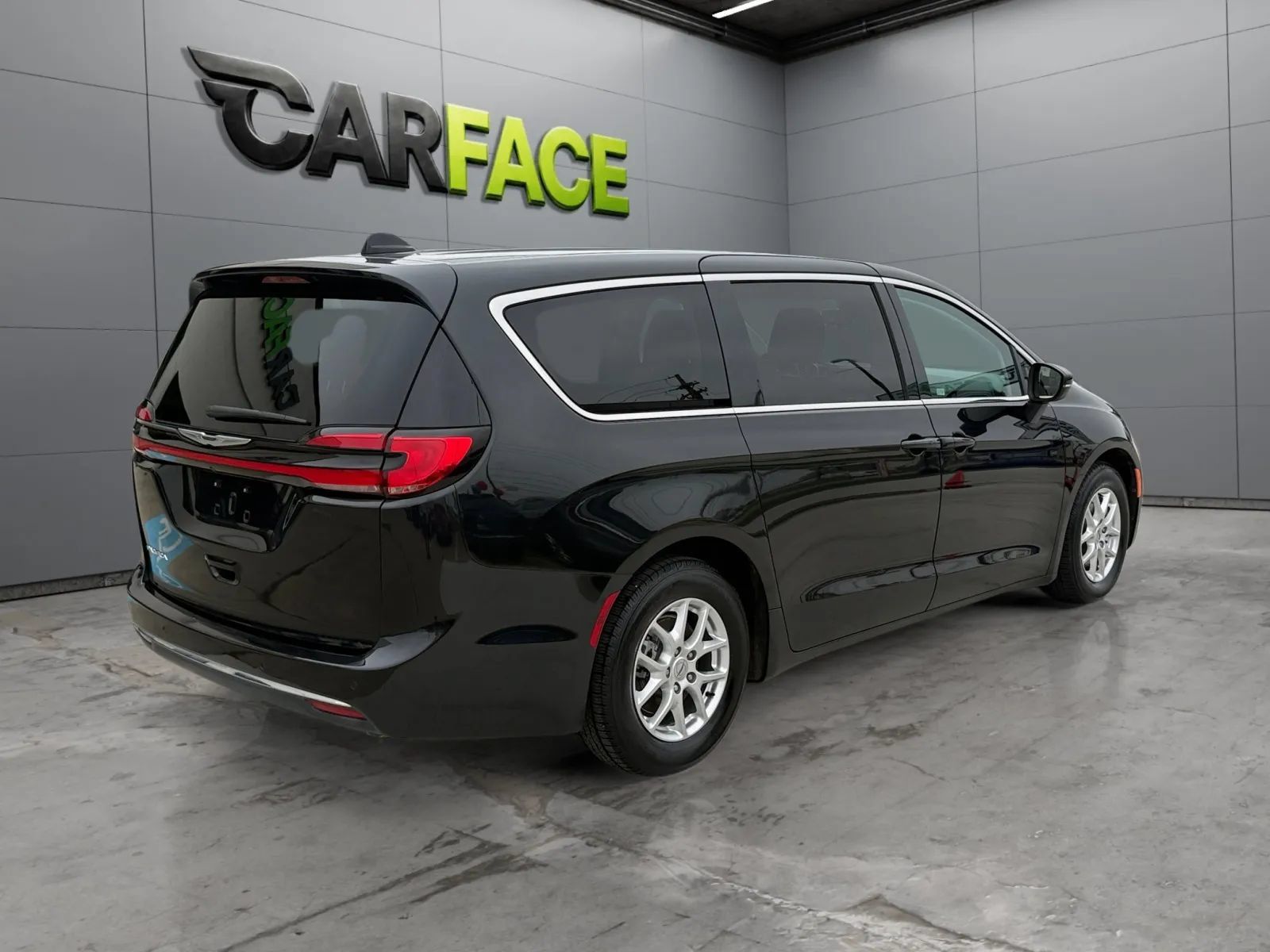 Used 2023 Chrysler Pacifica Touring-L FWD image 13
