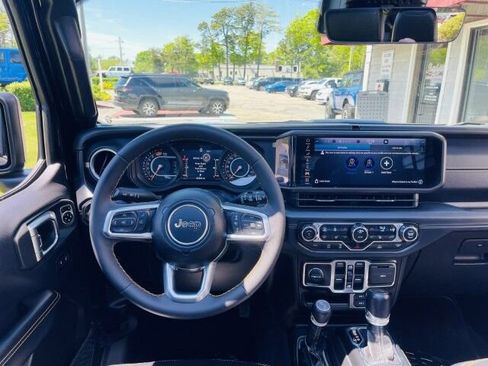 Used 2024 Jeep Wrangler Unlimited Sahara w/ Technology Group AWD/4WD image 19
