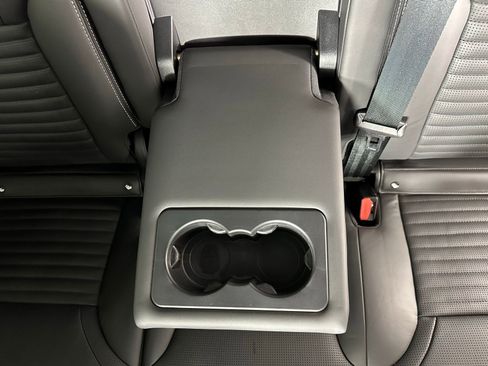 Used 2023 Land Rover Discovery Metropolitan Edition image 37