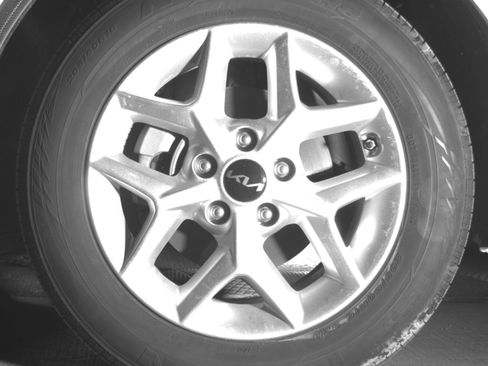 Used 2025 Kia Soul LX w/ LX Technology Package FWD image 12
