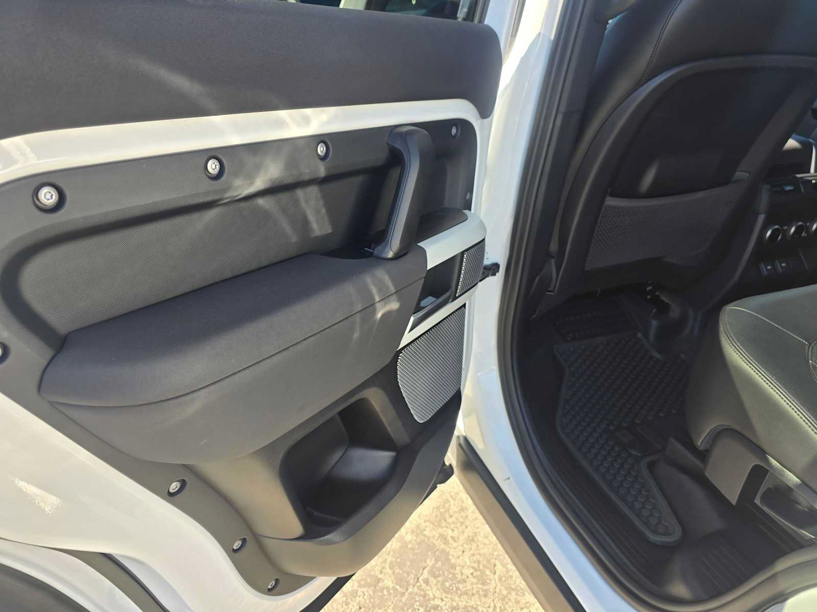 Used 2023 Land Rover Defender 130 SE AWD/4WD image 16