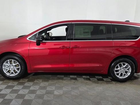 New 2026 Chrysler Pacifica Select image 4