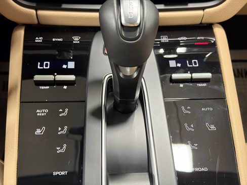 Certified 2026 Porsche Macan AWD/4WD image 32