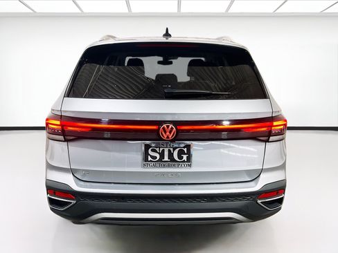 Used 2025 Volkswagen Taos SE w/ Panoramic Sunroof Package FWD image 5