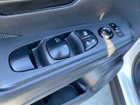 Used 2021 Nissan Kicks S image 12