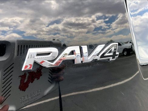 Used 2018 Toyota RAV4 LE w/ All Weather Liner Package FWD image 29
