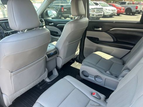 Used 2017 Toyota Highlander Limited AWD/4WD image 33