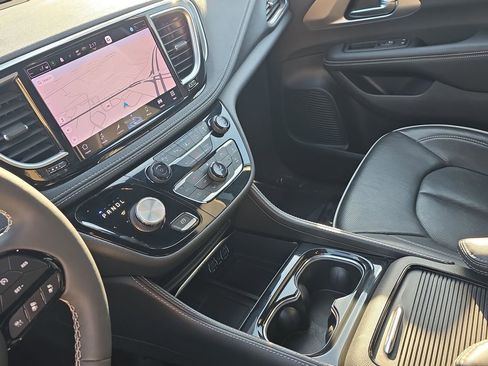 Used 2022 Chrysler Pacifica Limited w/ S Appearance Package image 36