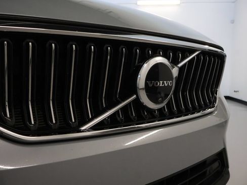 Used 2024 Volvo XC40 B5 Plus AWD/4WD image 9