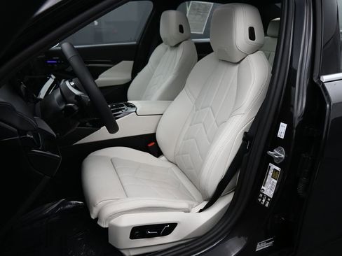 Used 2025 BMW 530i xDrive w/ Premium Package AWD/4WD image 17