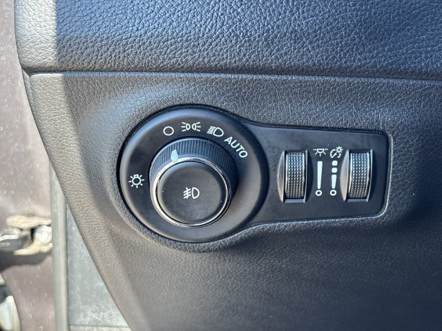 Used 2018 Jeep Compass Latitude w/ Popular Equipment Group FWD image 31