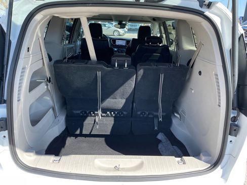 Used 2023 Chrysler Pacifica Touring-L image 20