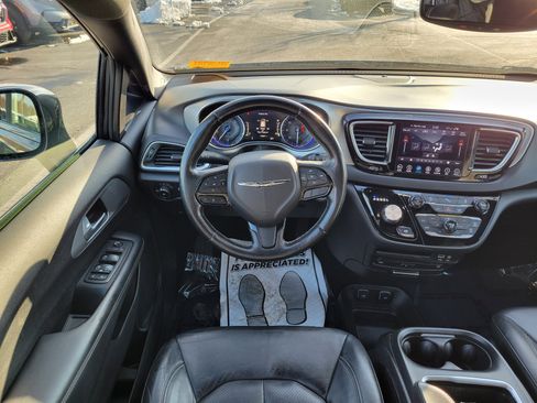 Used 2018 Chrysler Pacifica Touring-L Plus image 11