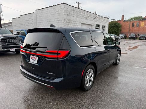 Used 2024 Chrysler Pacifica Limited FWD image 5