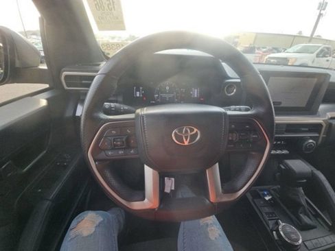 Used 2025 Toyota 4Runner SR5 AWD/4WD image 13