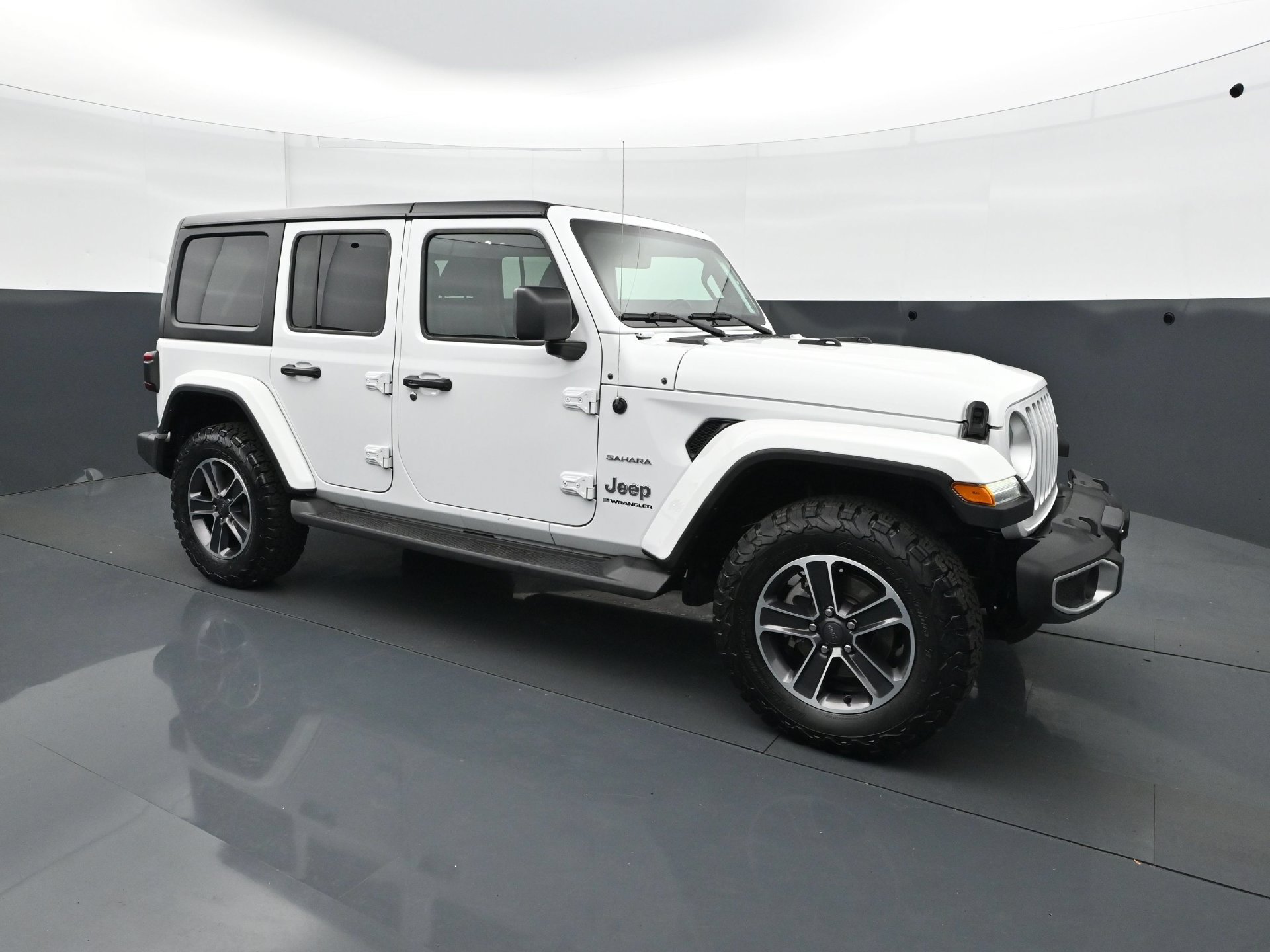 Used 2023 Jeep Wrangler Unlimited Sahara w/ LED Lighting Group AWD/4WD image 9