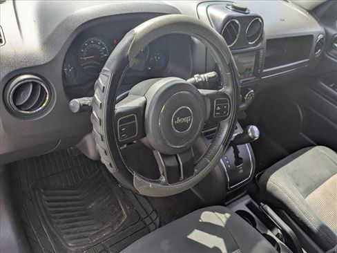 Used 2014 Jeep Patriot Latitude AWD/4WD image 10