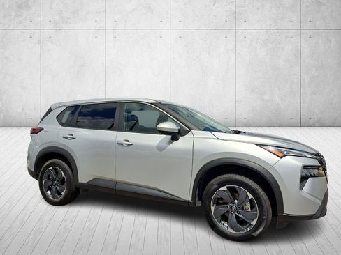 Used 2025 Nissan Rogue SV image 3