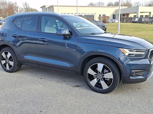 Used 2021 Volvo XC40 T5 Momentum w/ Premium Package image 2