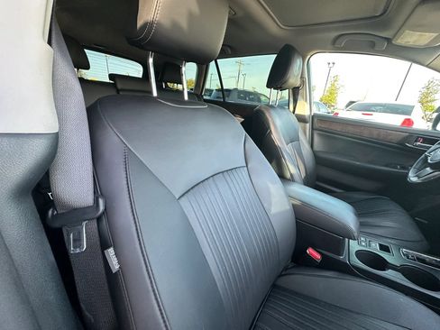 Used 2018 Subaru Outback 3.6R Limited AWD/4WD image 21