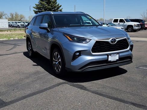 Used 2023 Toyota Highlander XLE AWD/4WD image 4
