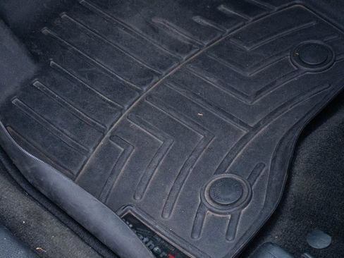 Used 2017 Ford Explorer XLT w/ Equipment Group 202A FWD image 19