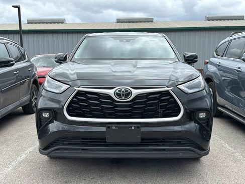 Used 2025 Toyota Highlander LE FWD image 2