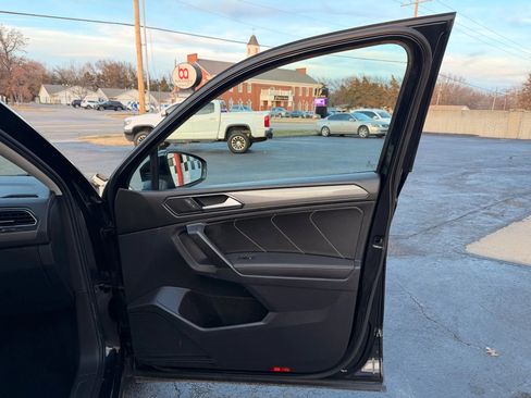 Used 2022 Volkswagen Tiguan SE image 34