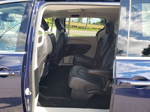 Used 2018 Chrysler Pacifica Touring-L w/ Advanced Safetytec Group FWD image 11
