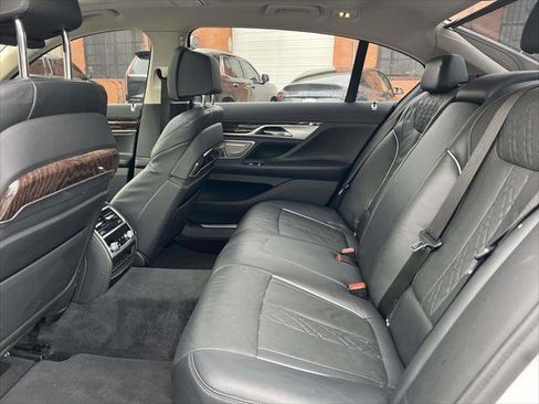 Used 2021 BMW 750i xDrive image 12