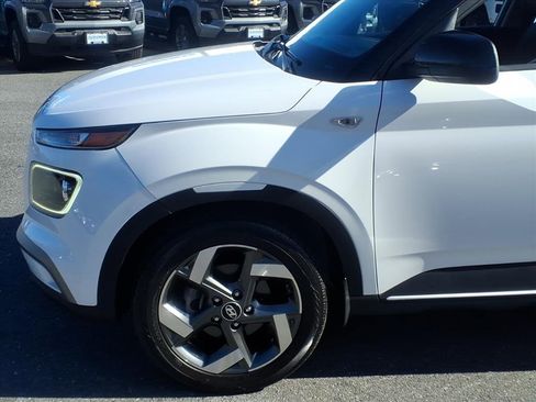Used 2023 Hyundai Venue Limited image 6