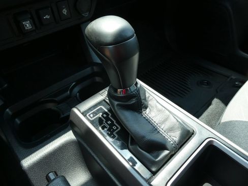 Used 2022 Toyota Tacoma TRD Off-Road AWD/4WD image 26